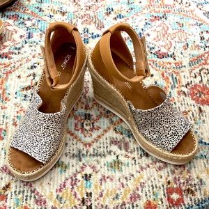 8.5 leopard print Toms wedges